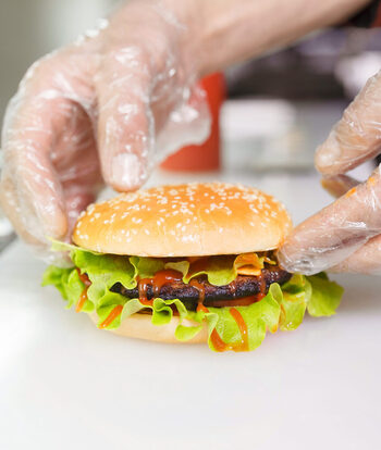 Çrregulluesit endokrinë në ushqimet fast-food, një rrezik potencial për shëndetin e njeriut